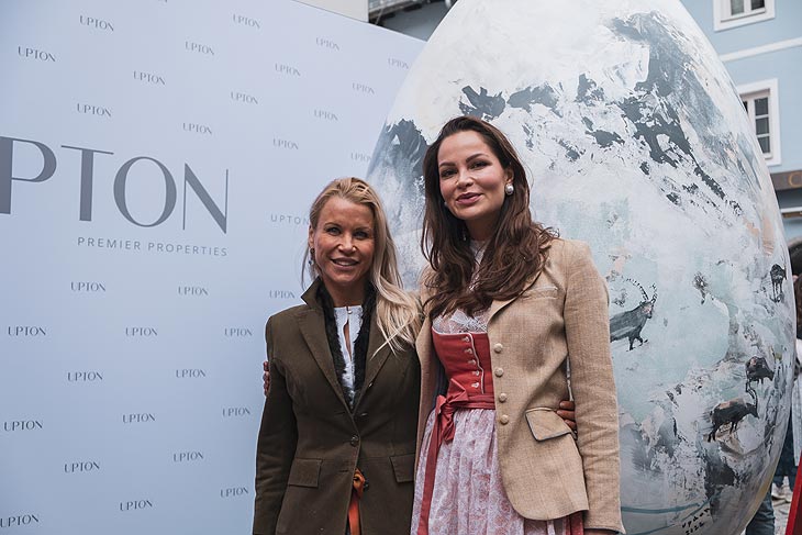 Florentine Rosemeyer, Mary-Ann Grimmenstein vor dem riesigen Kunst-Osterei für den guten Zweck  ©Fotos: “Kitzbühel Tourismus” 